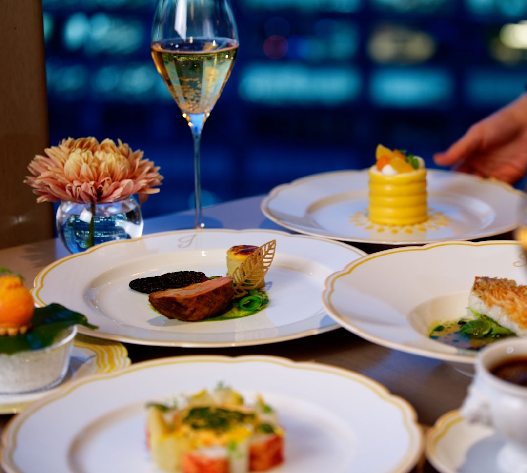 Selecții culinare pe o masă la restaurantul Jolie