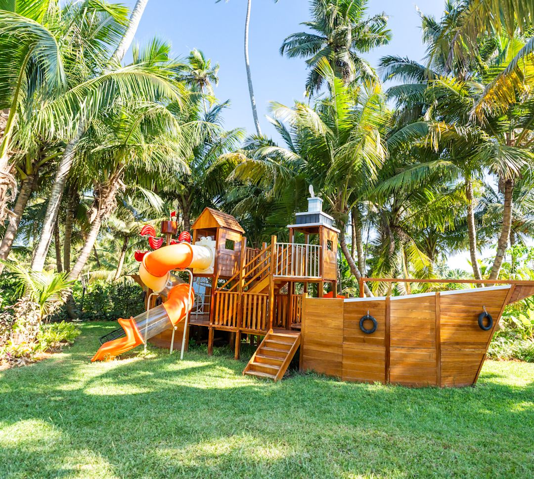 Parc de divertisment pentru copii, modelat ca o navă într-o tranzitie în grădină