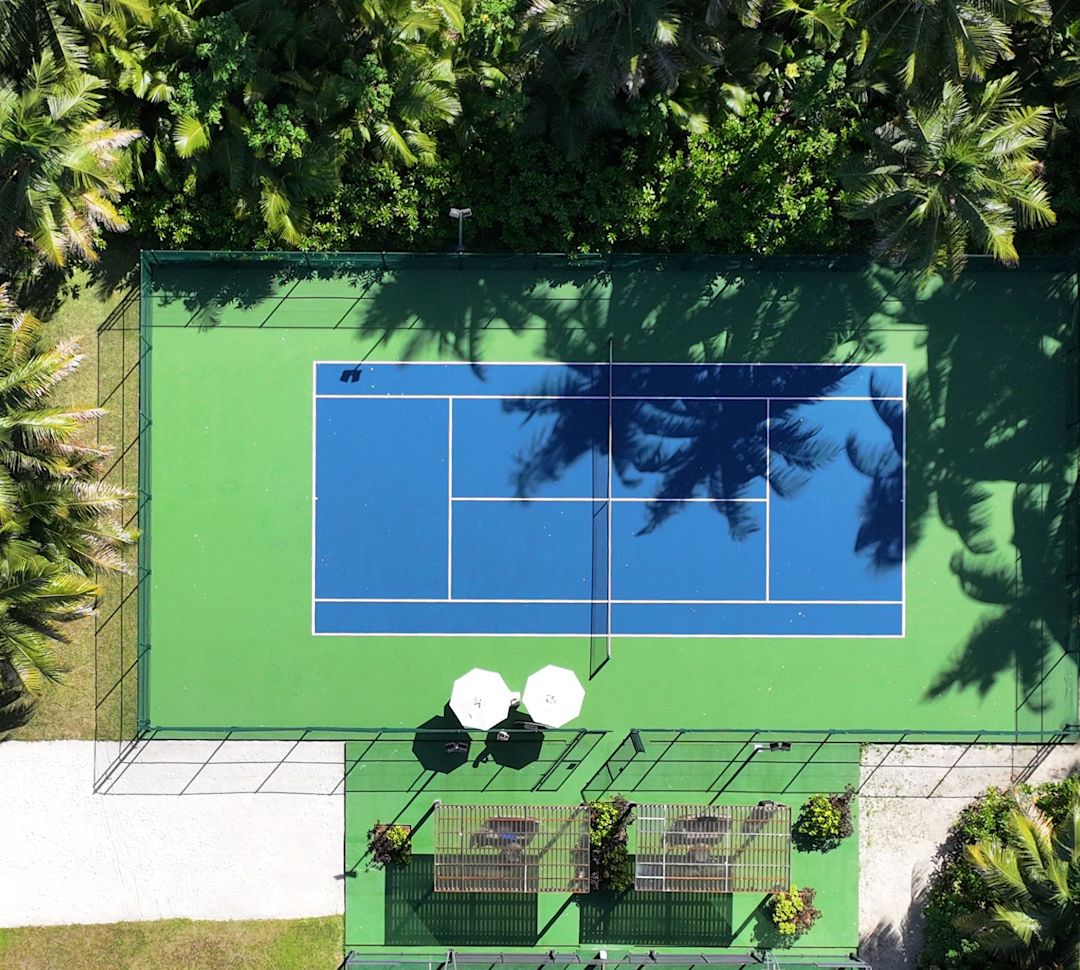 Vedere aeriană spre terenul de tenis, versiune decupată pentru tranziția terenului de tenis central