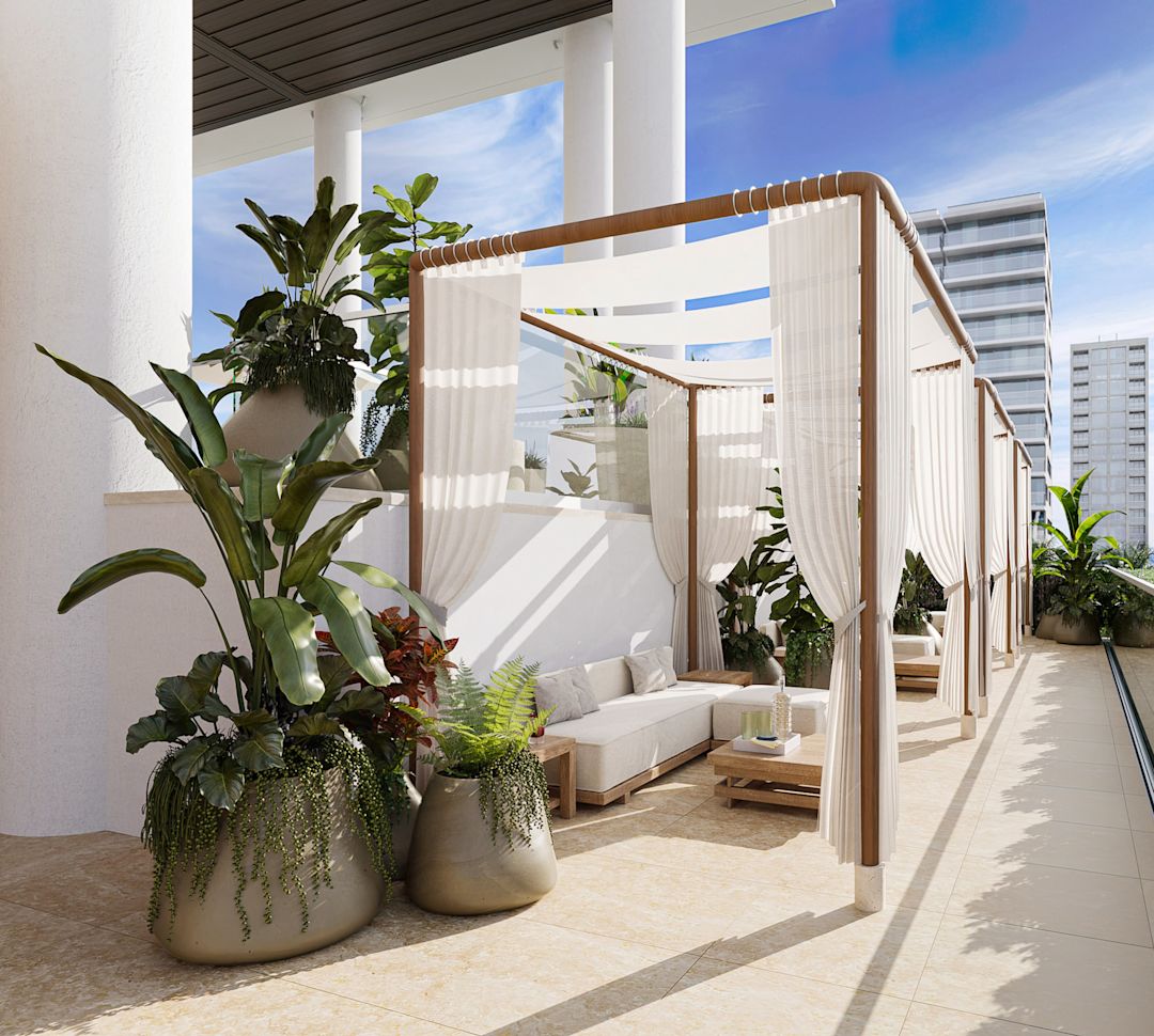 屋根付きの座席エリアと植物を備えたパティオ