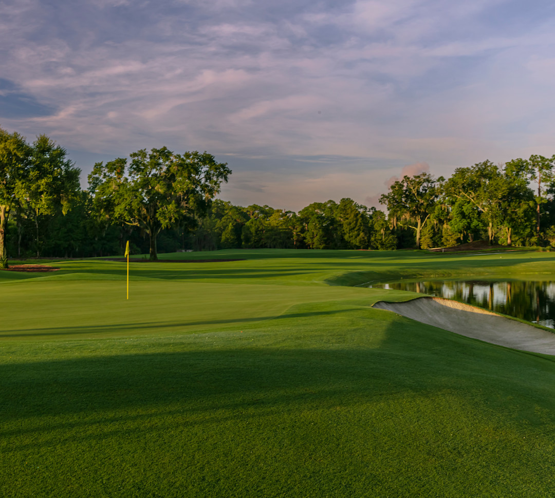 Lapangan Golf Sipres dengan Pepohonan