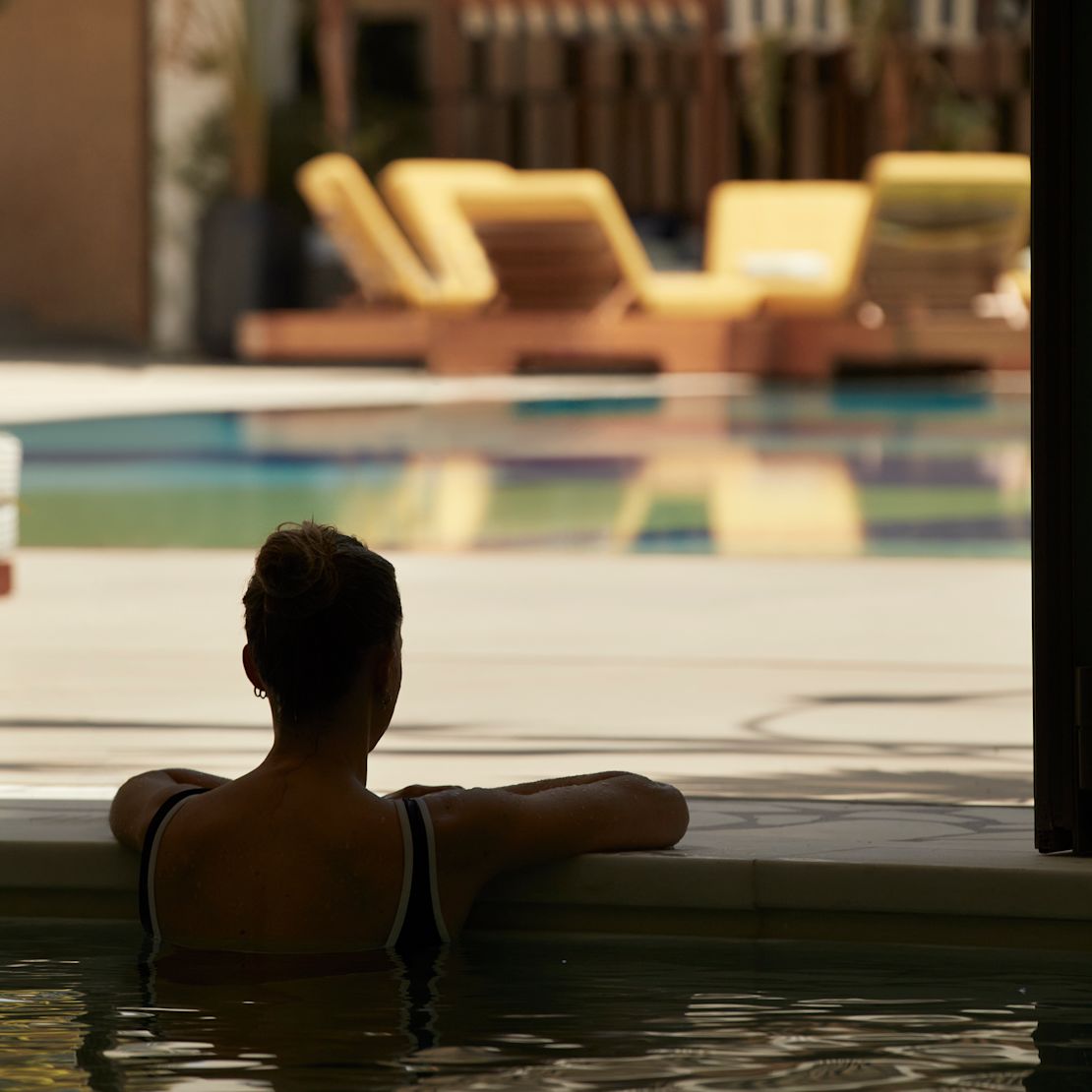 Gast im Außenpool – Übergang