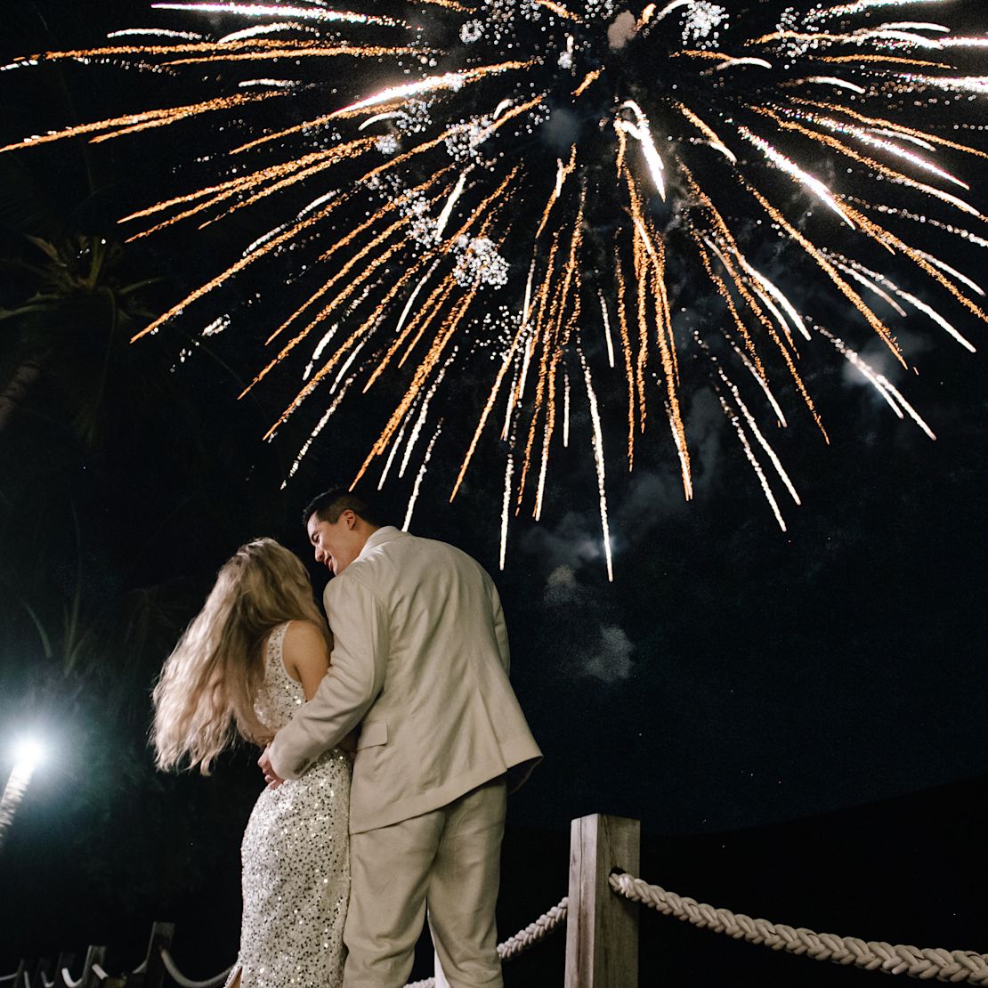 Cuplu urmărind artificii în timpul nopții