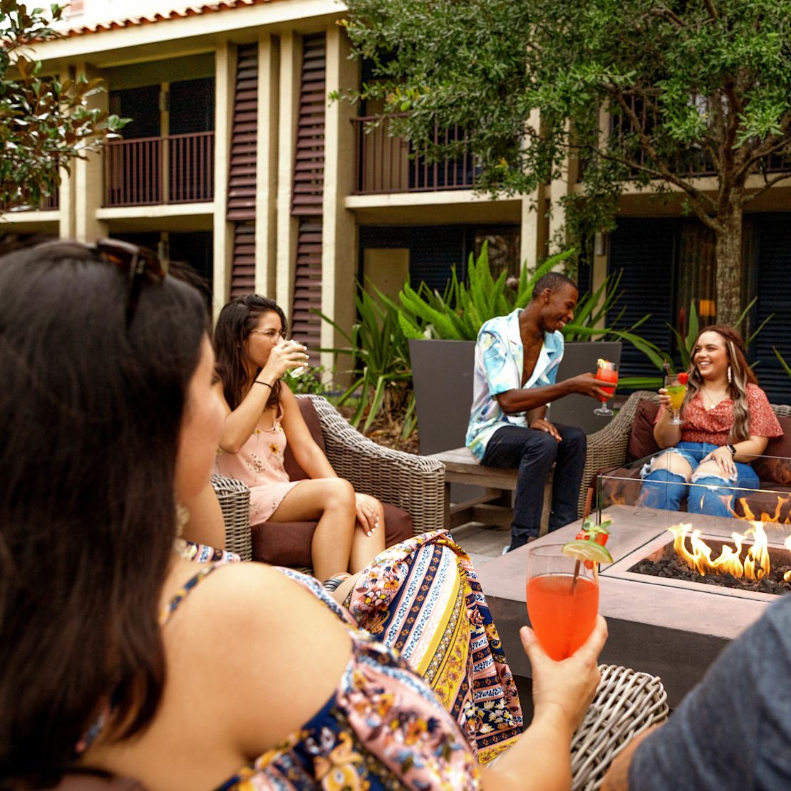 Rodzina spożywająca drinki w trakcie przesiadki w Palms Promenade