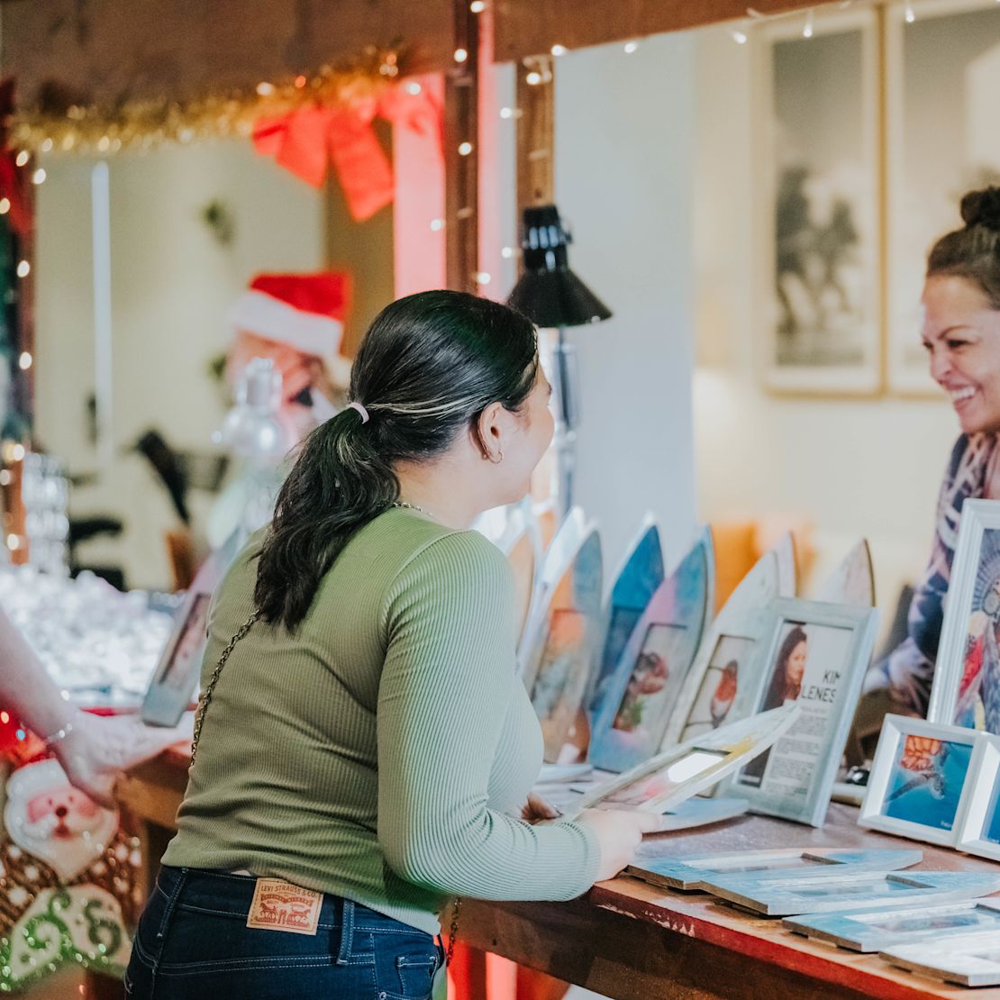 Mağaza geçişinde Sanat için Alışveriş Yapan Kadın