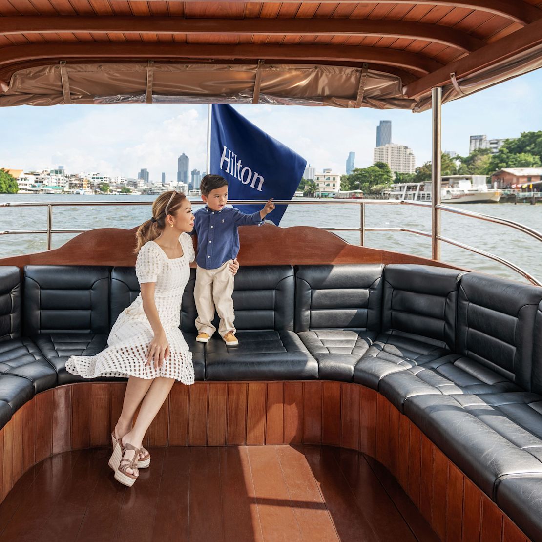 Mamă și fiu într-o barcă Hilton în Tranziția acvatică