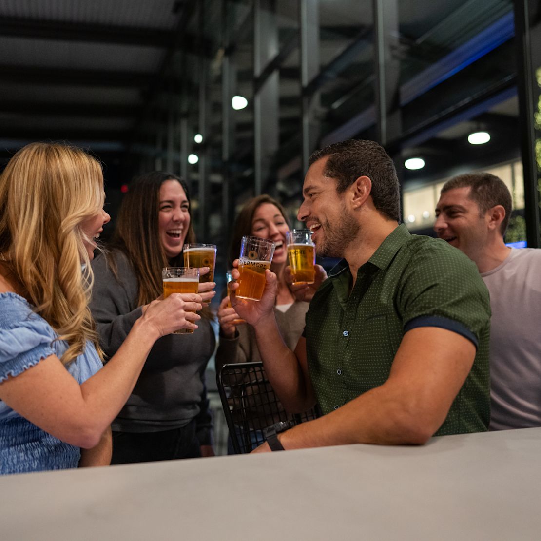 「エバーモア」でビールを楽しむ人々