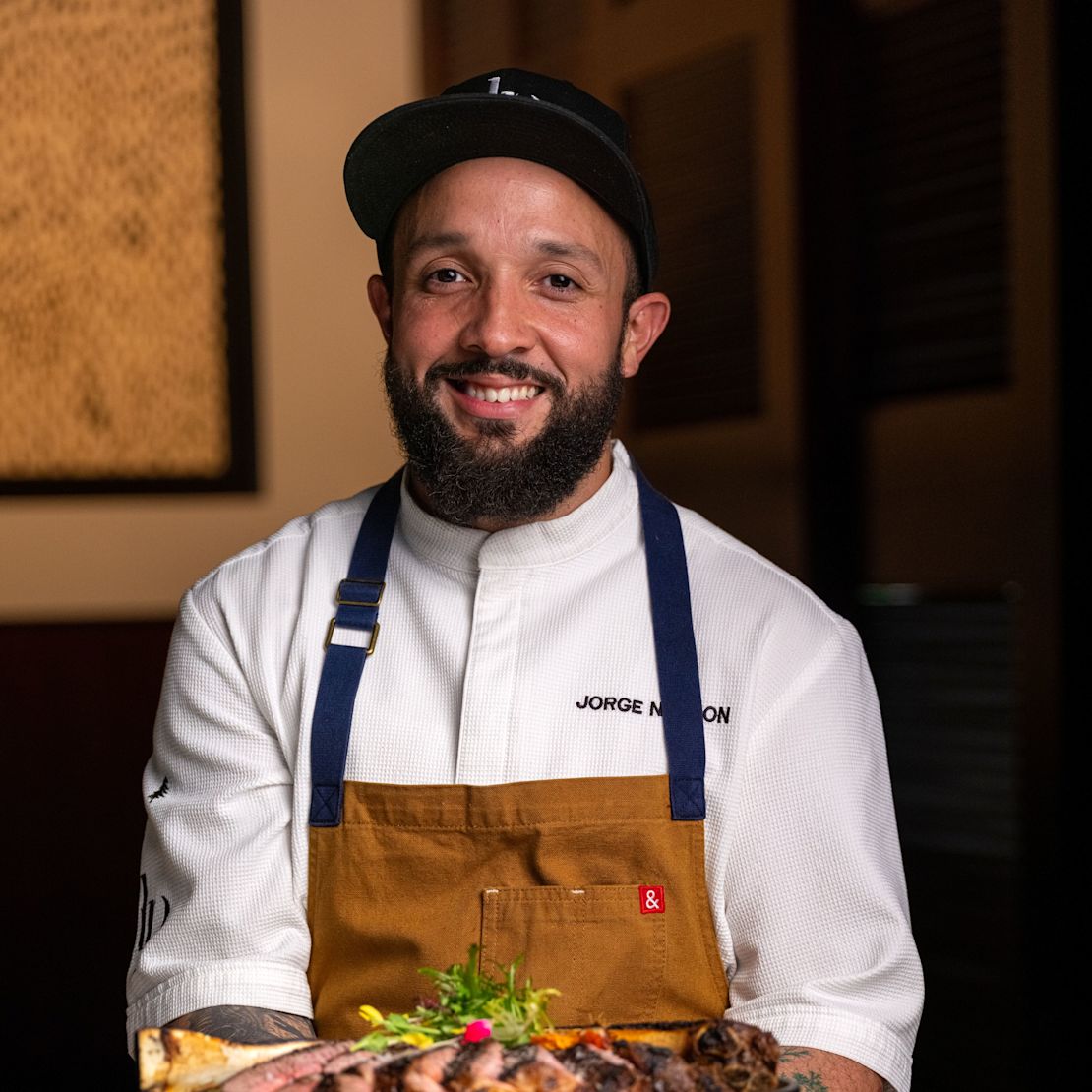 Restaurantul Diplomat Prime, cheful Jorge ținând în mână o tranziție târzie a fripturii tăiate