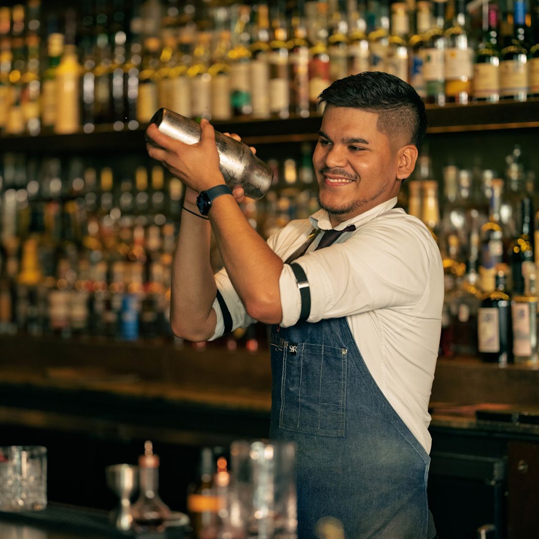 A bartender shaking a cocktail in Sire Bar-transition