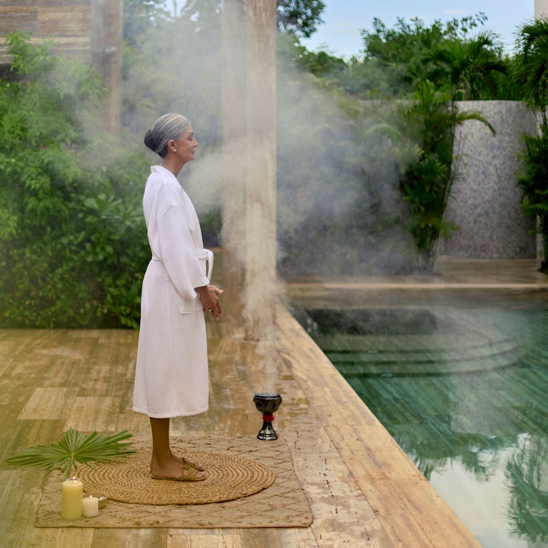 Mujer en bata de baño relajándose en una transición al spa
