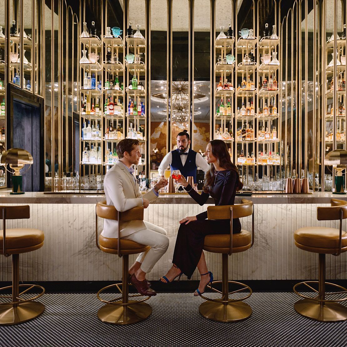 男性と女性がスツールに座るバーエリア