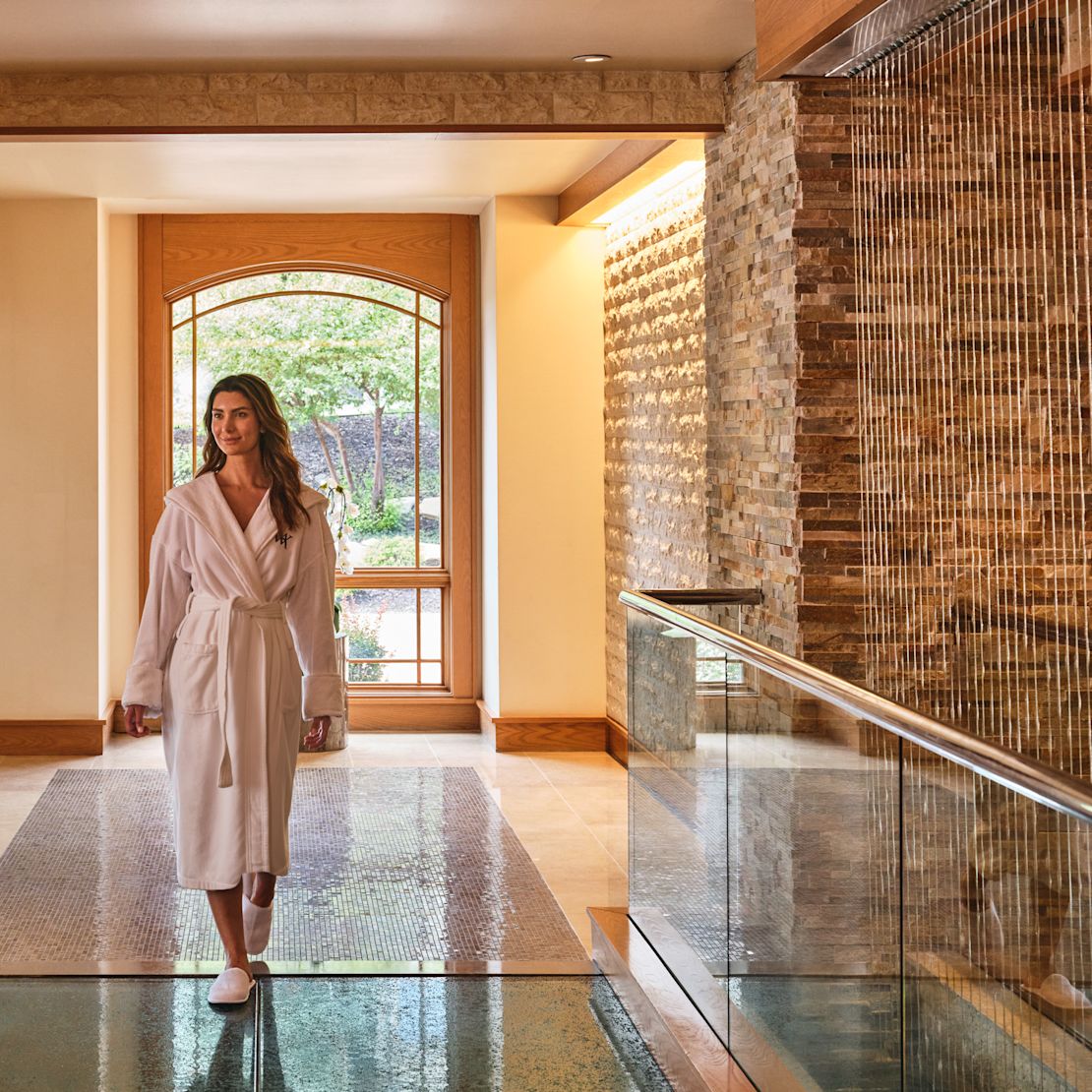 O femeie bucurându-se de o zi la un centru spa