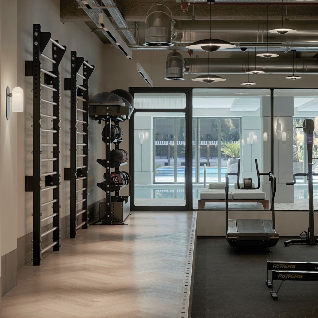 academia de ginástica, esteira, bolas de yoga, vista da janela para a piscina ao ar livre, transição