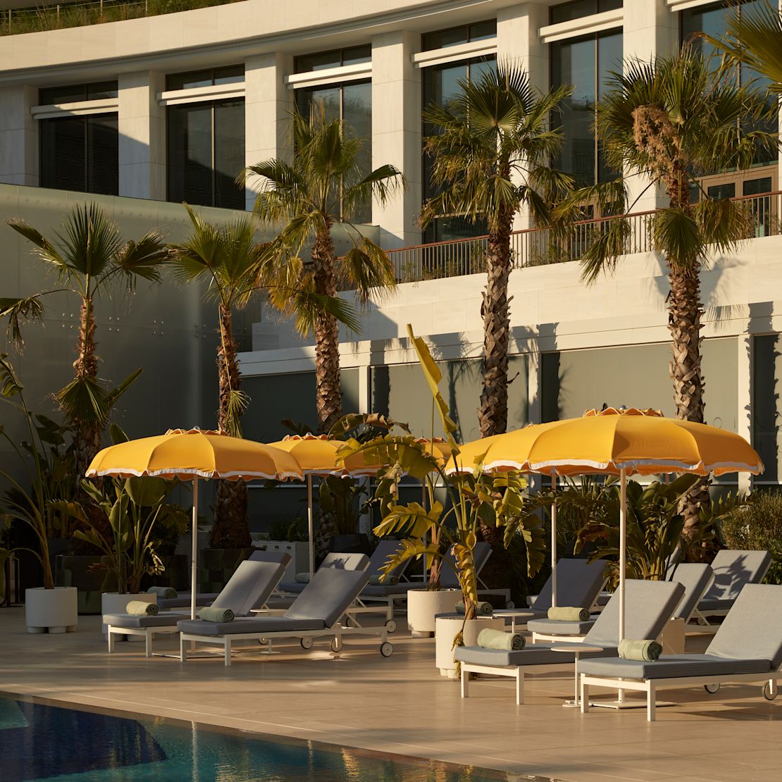 exterior do hotel, piscina ao ar livre, espreguiçadeiras, guarda-sóis-transition
