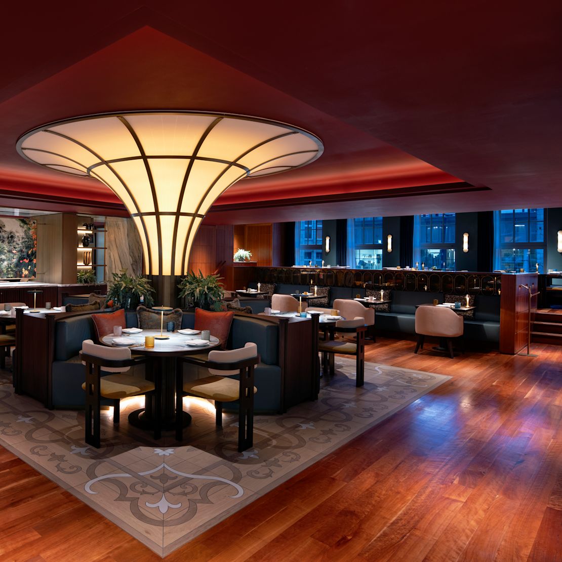 Jídelní stoly v restauraci GRETA OTO Hamburg – přechod