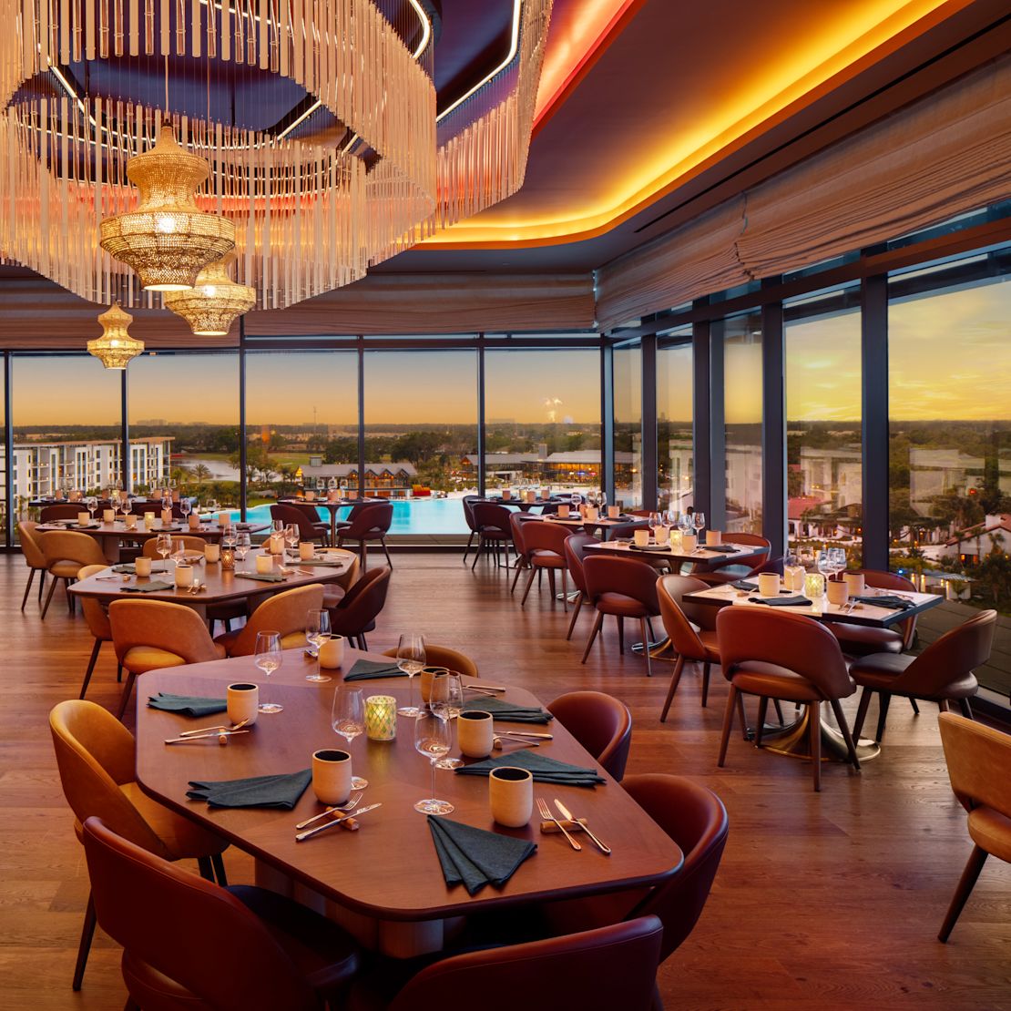 Das hoteleigene Restaurant "Ceiba" bietet einen Essbereich mit Tischen für den Service.-Übergang