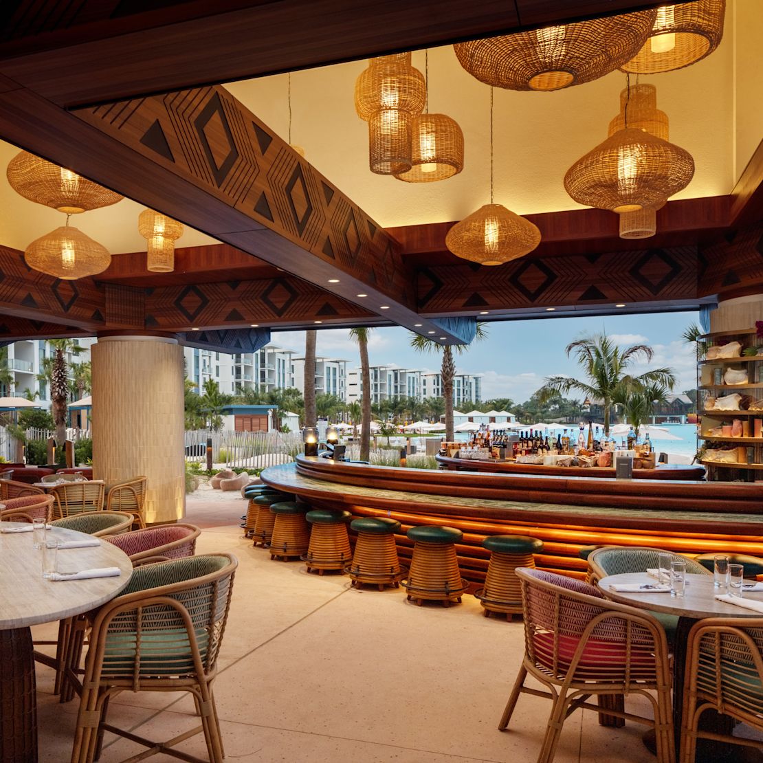 Der Papaya Club ist eine Hotelterrasse mit Bar und Loungebereich mit tropischer Umgebung und Atmosphäre.-Übergang