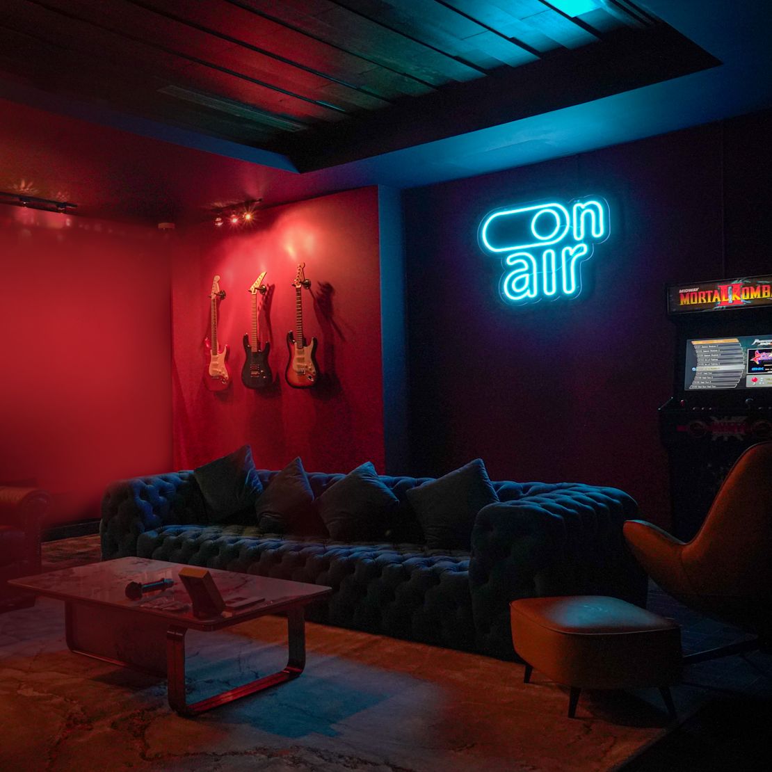 Cameră de divertisment decorată cu culori roșu deschis - tranziție