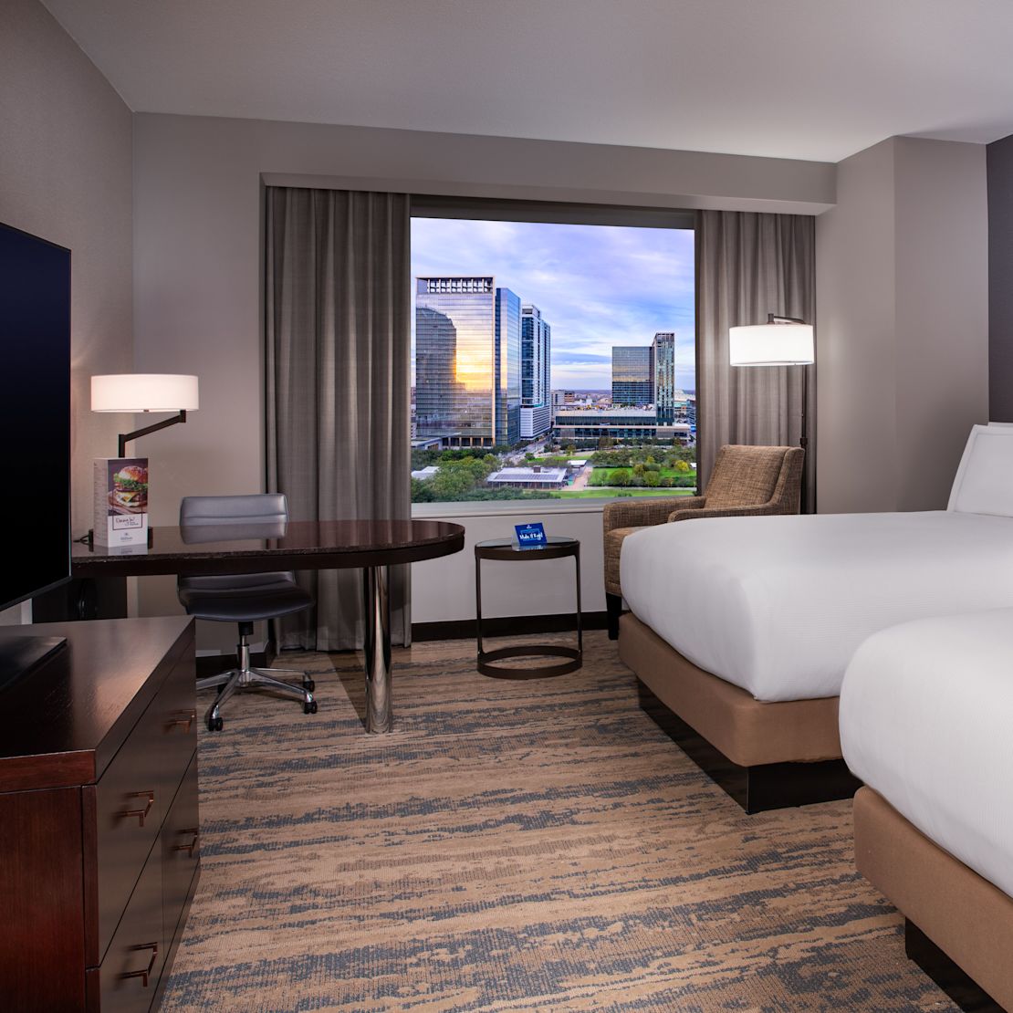 cameră cu pat și tranziție la televizor