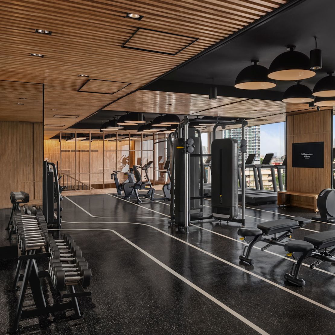 Centru de fitness cu mori de pâine, mașini eliptice și greutăți - Tranziție