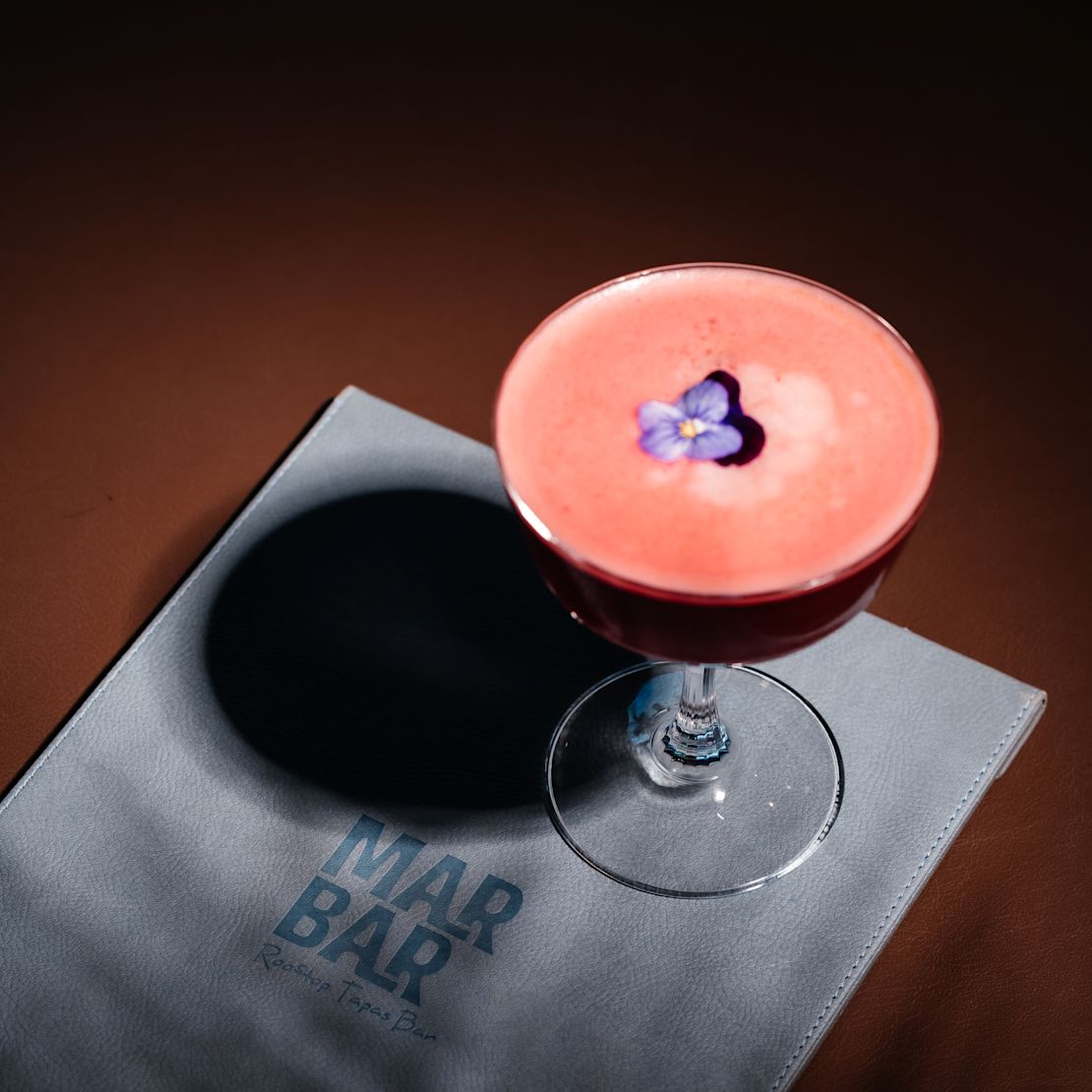 Cocktail pe o masă la tranziția din MarBar