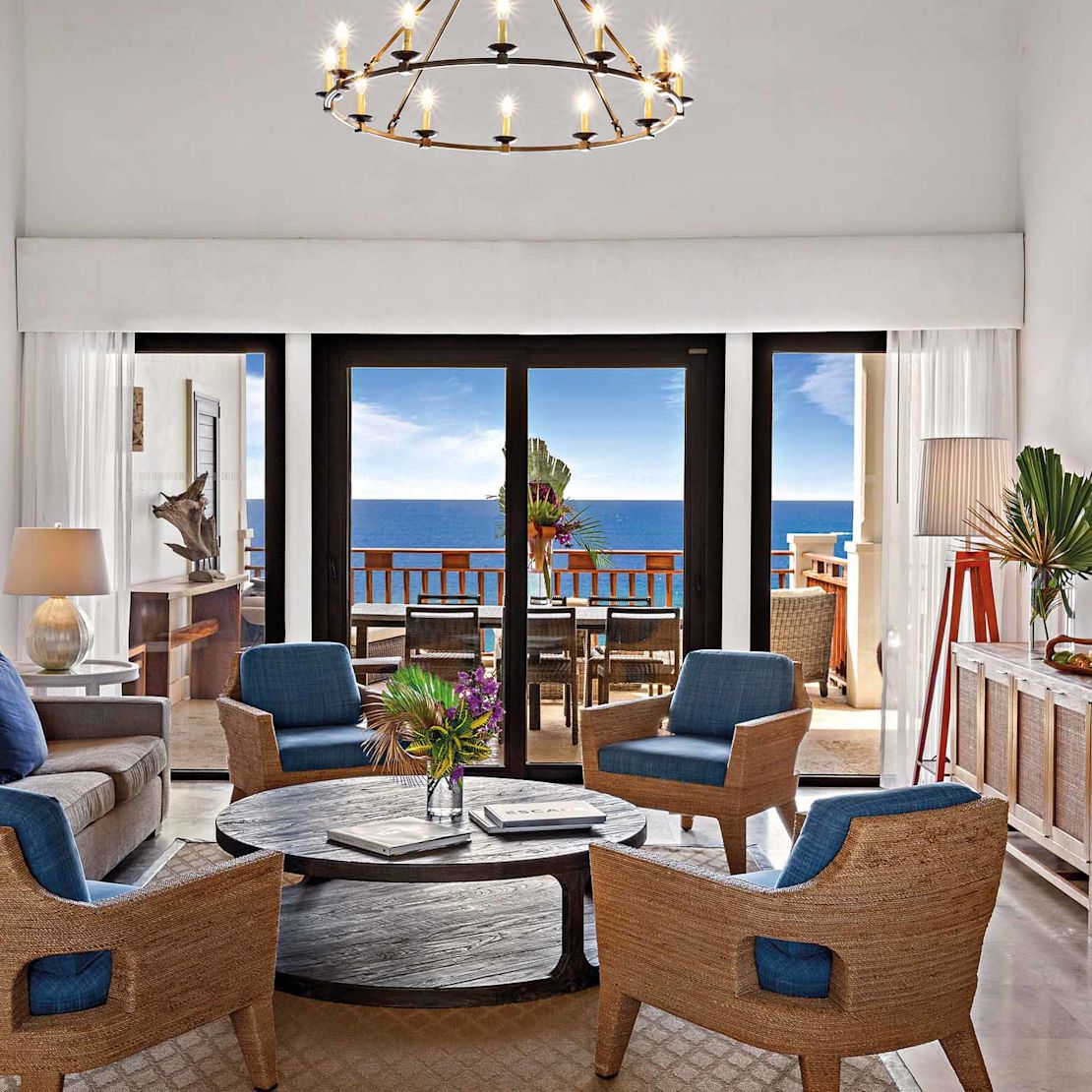 Tiga pemandangan suite presidensial bedorom dari area makan dan transisi luar