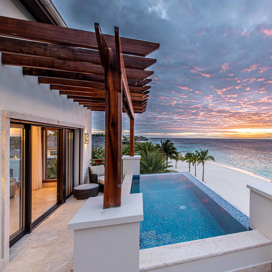 Tiga pemandangan suite depan pantai presidensial kolam renang dan transportasi laut