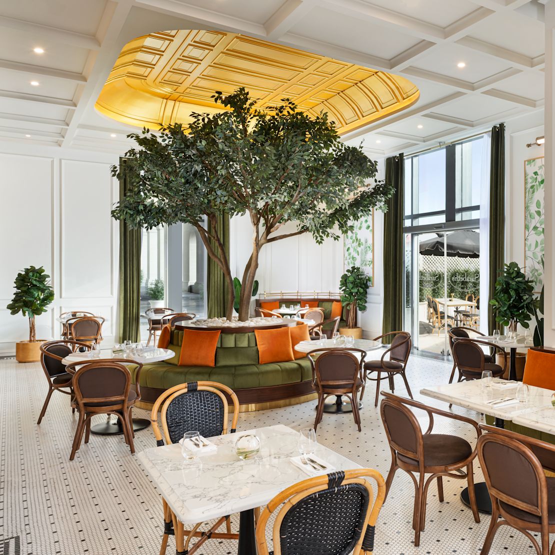 レストラン「サラベス」のダイニングエリアの移行