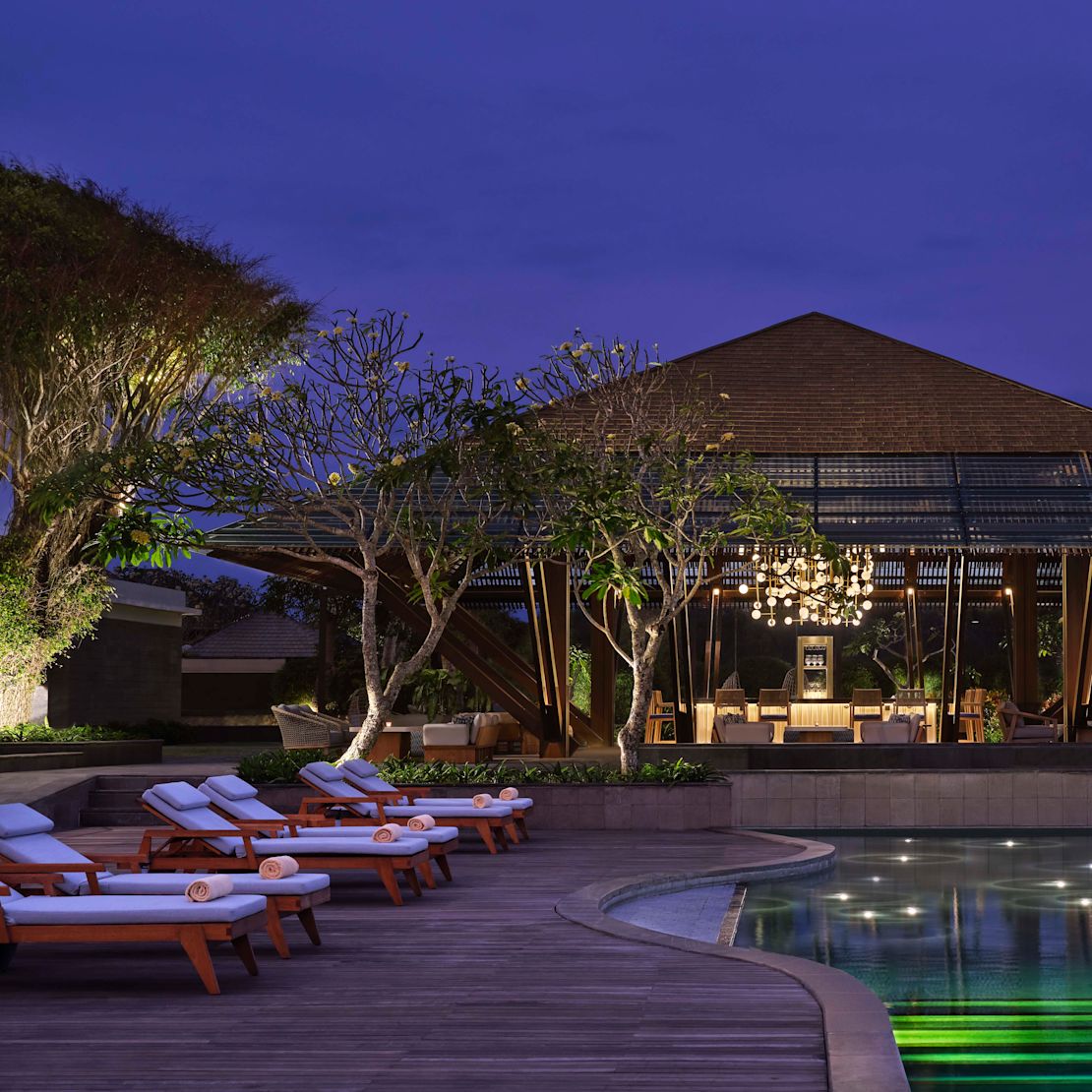 Pad Pool Bar at Night-transition