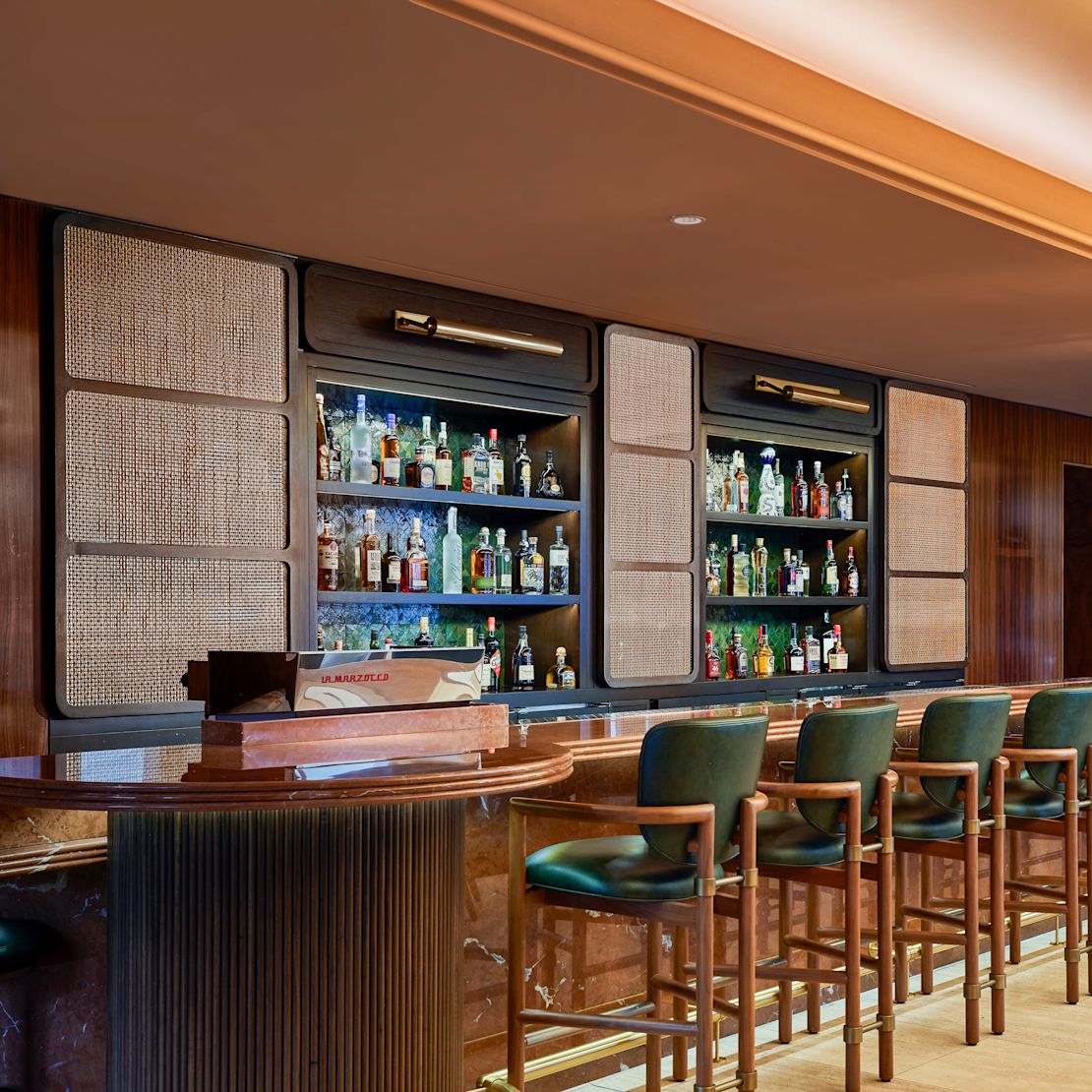 잠포 레스토랑의 바 공간-전환