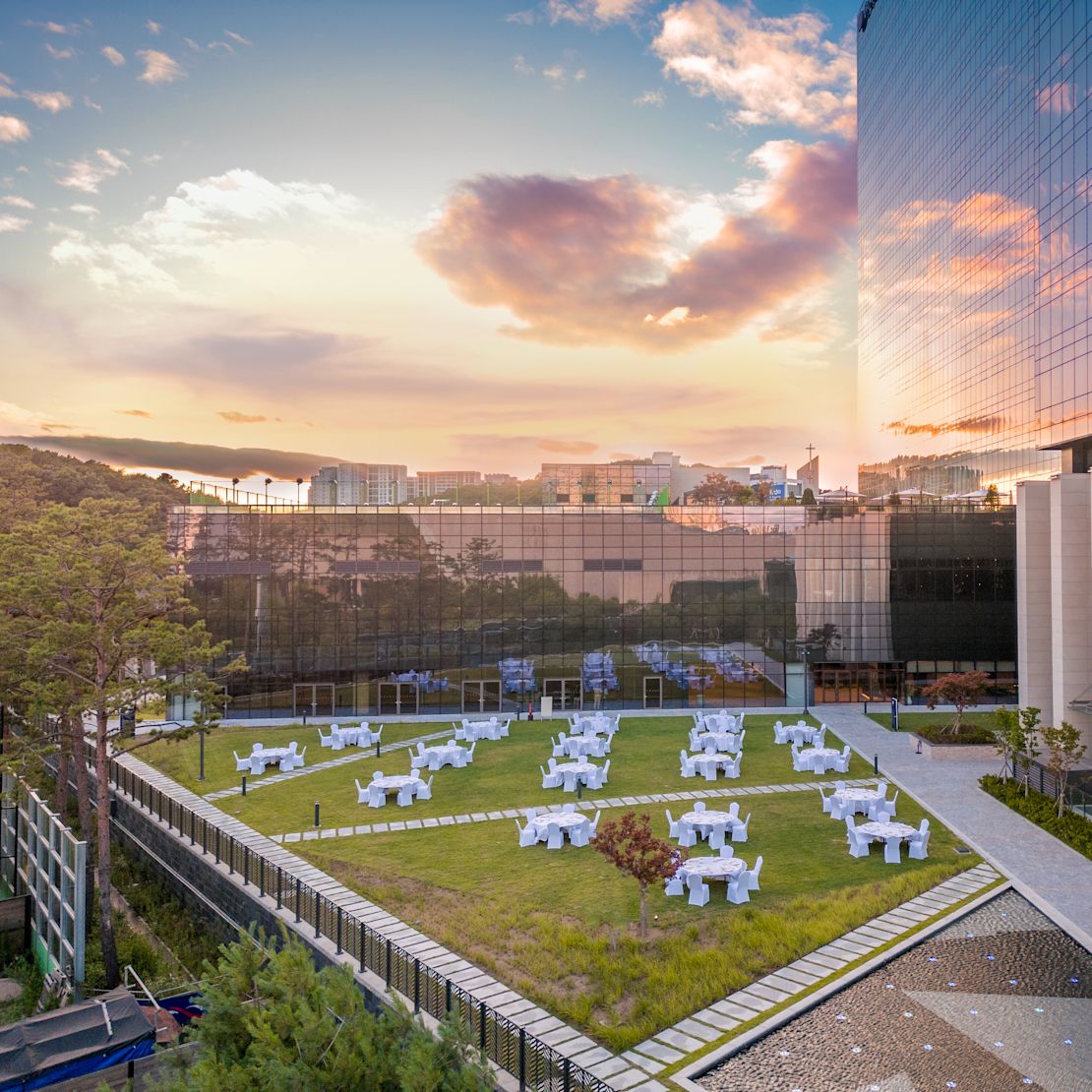 The Garden Outdoor Courtyard Banquet-transition