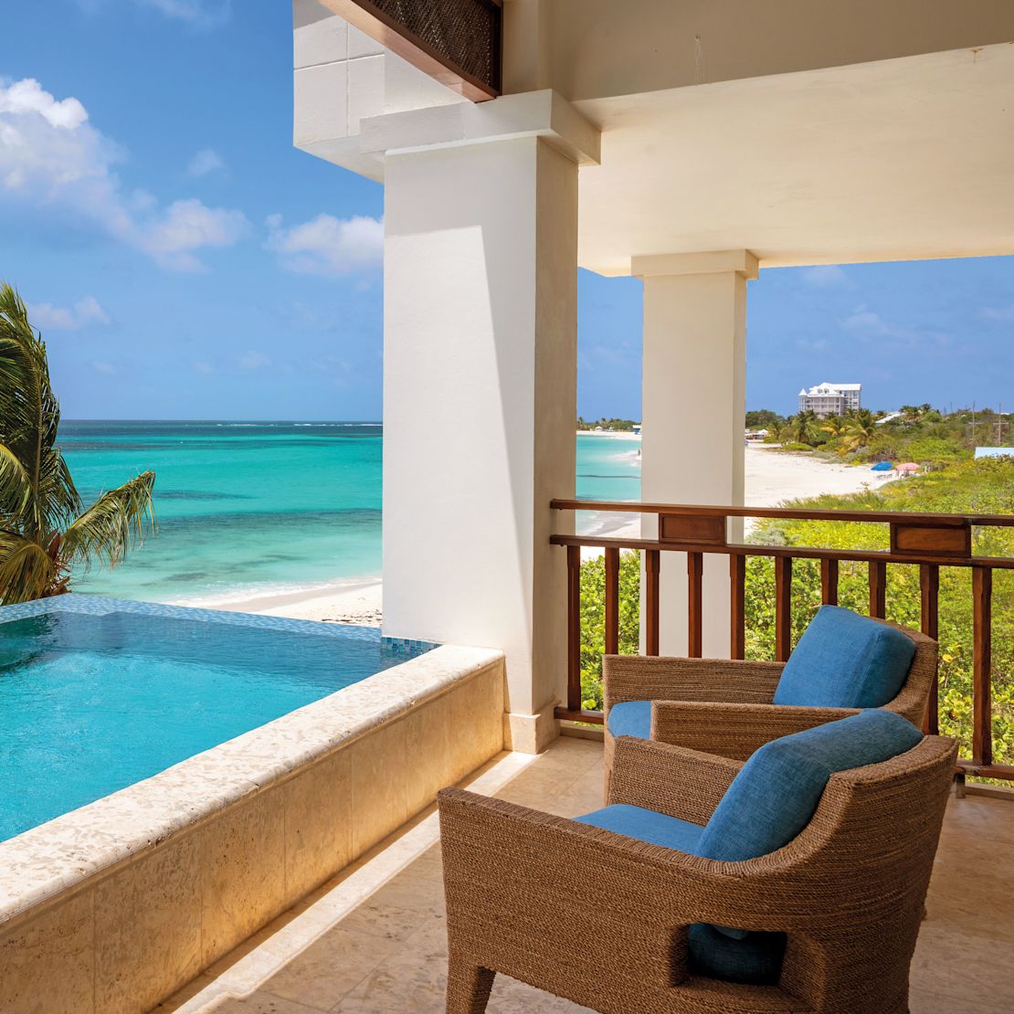 Teras dengan transisi Kolam Renang Plunge Infinity