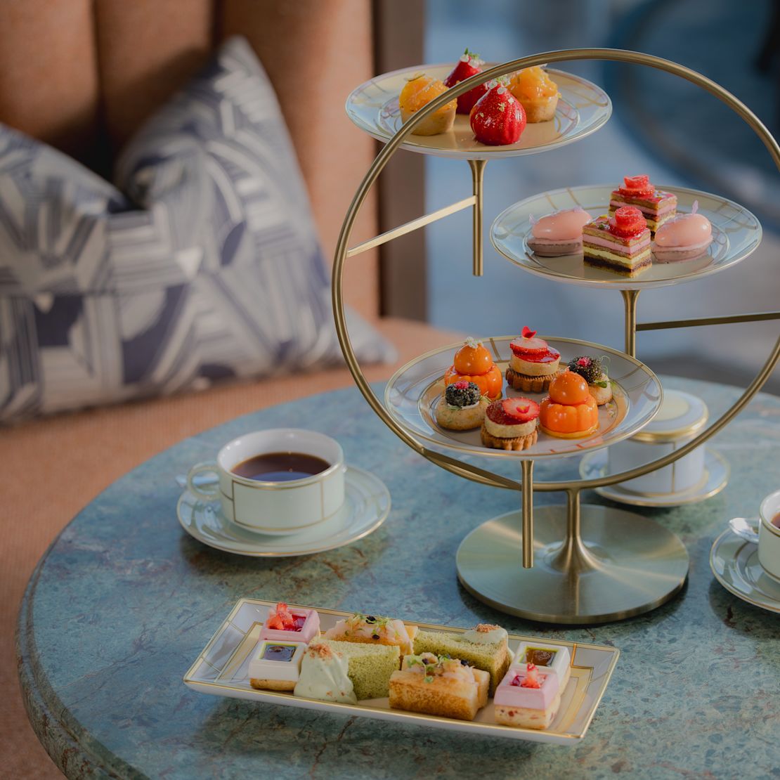 Ora ceaiului Gustări pe o tavă la restaurantul Peacock Alley - Tranziția