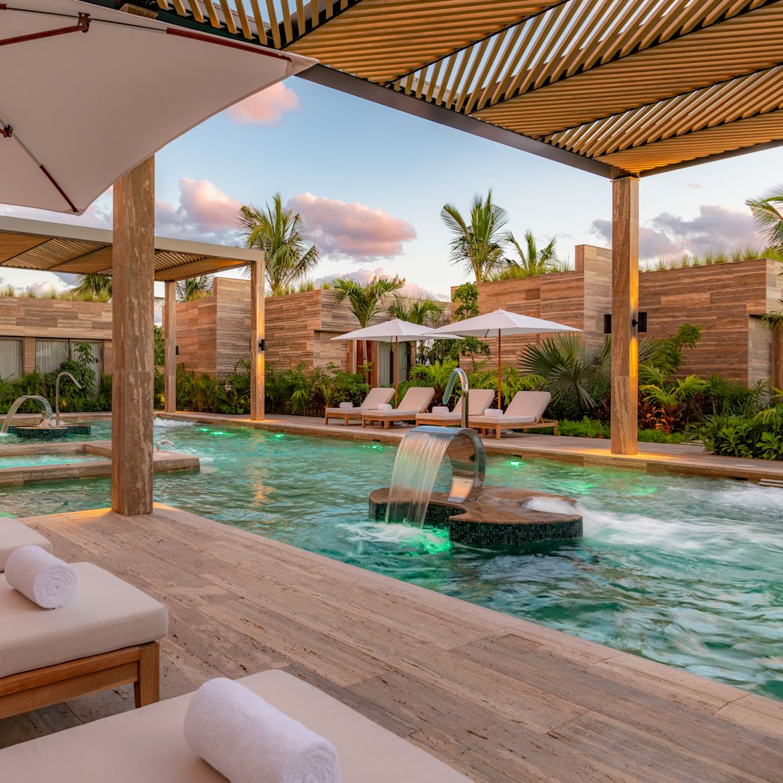 piscina al aire libre con divanes-transición