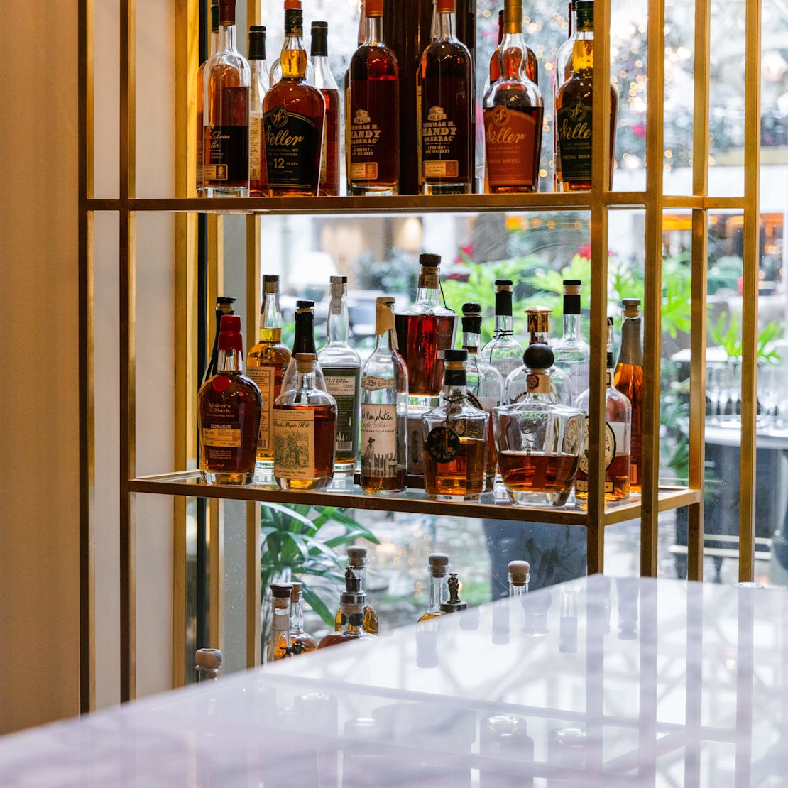 Peacock Alley Bar con bebidas en transición