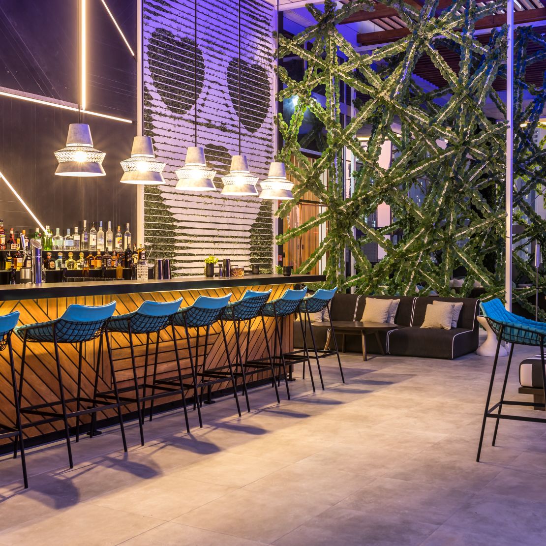 St.Tropez shot of bar and decorations-transition