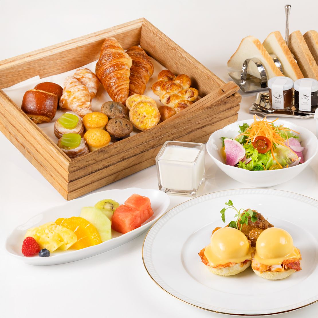 felii de mic dejun, pâine prăjită, cafea, suc, cereale, ouă, fructe, brioșe-tranziție