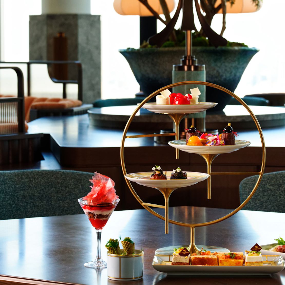 Plateau à thé avec collations sur une table, transition