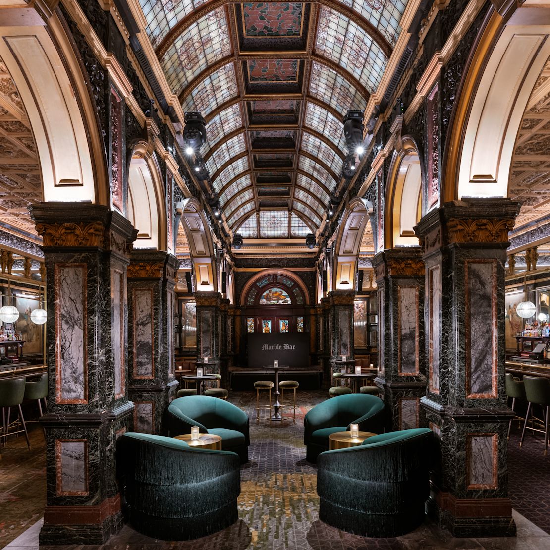 Espace salon du bar en marbre, transition