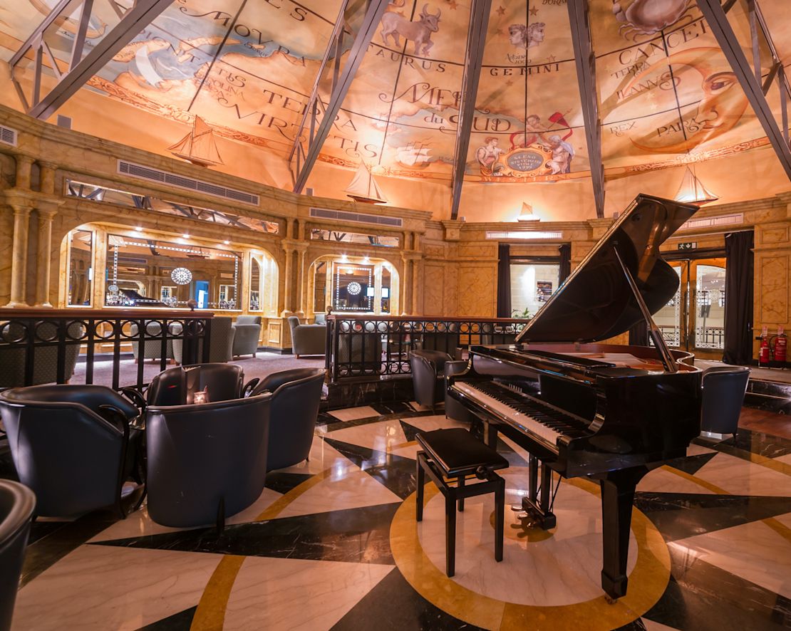Bar Quarterdeck, klavírní salonek – přechod