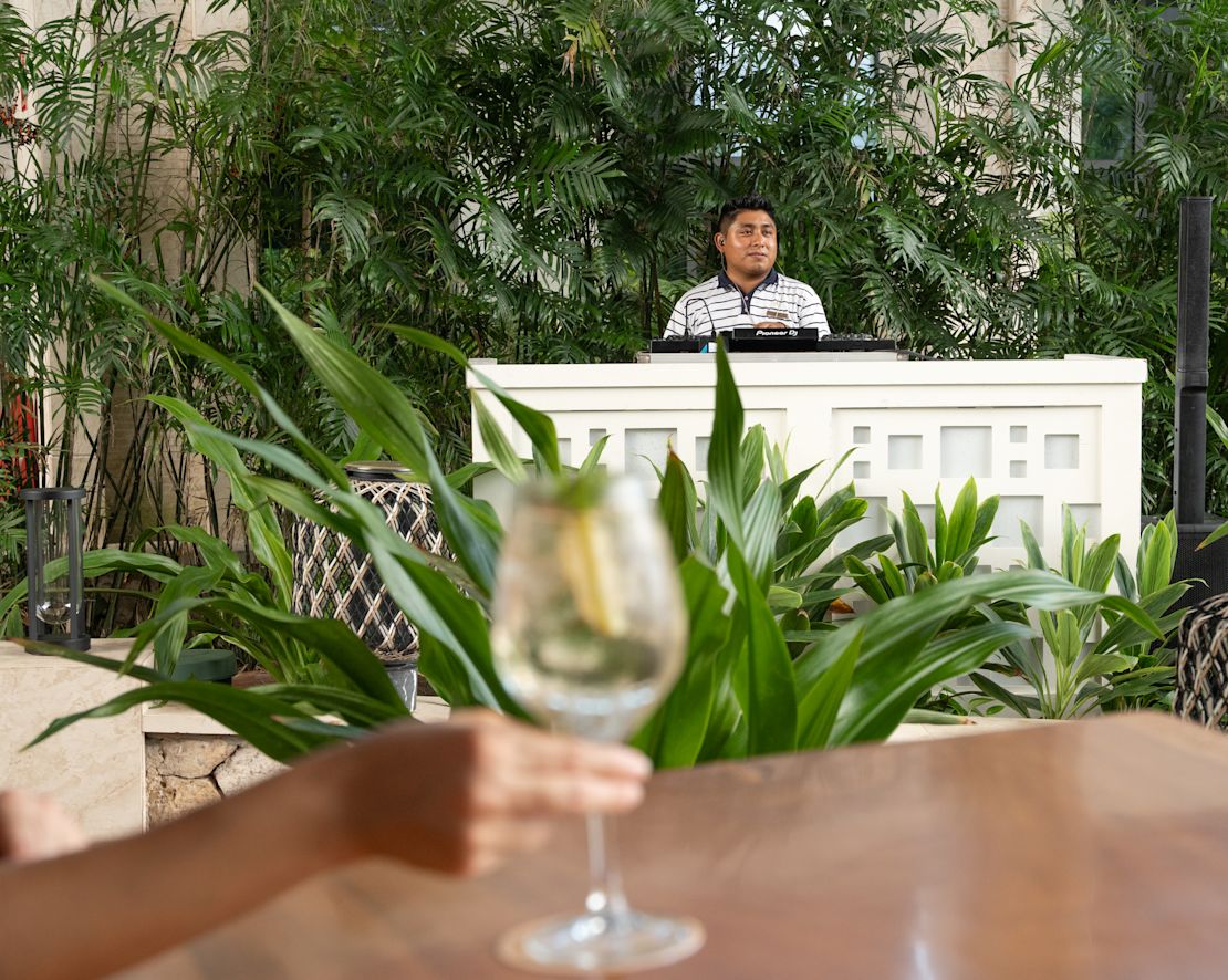 Uomo in piedi al banco della reception in un giardino precedente