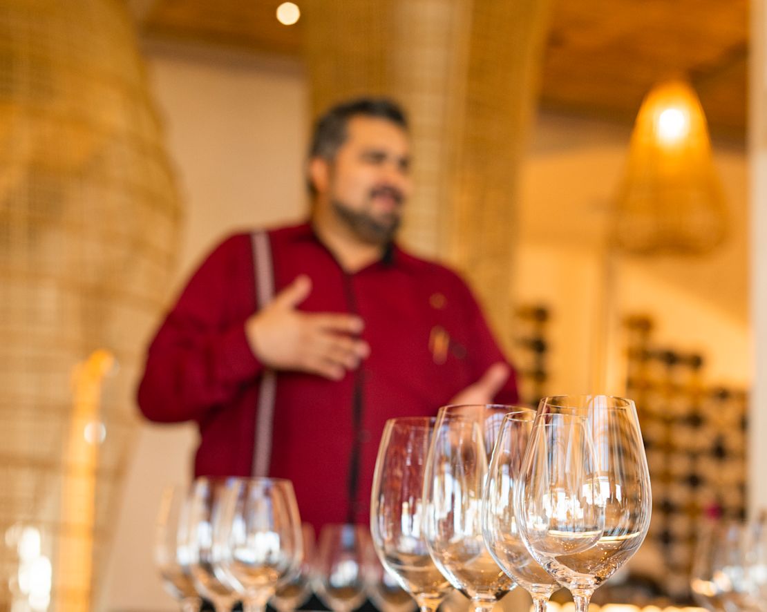 Person neben Weingläsern – Übergang