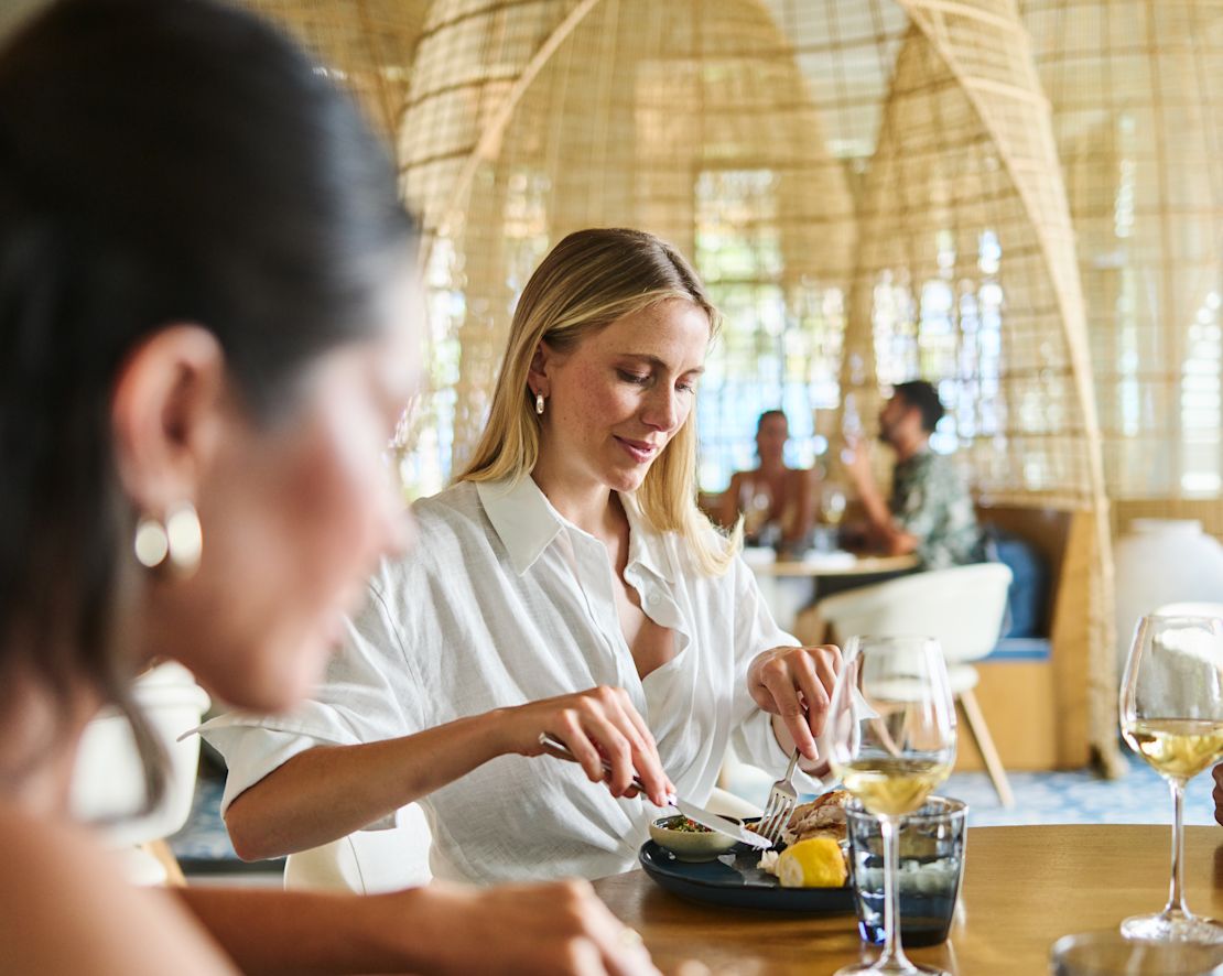 Deux femmes mangeant un repas dans l'espace restaurant-transition