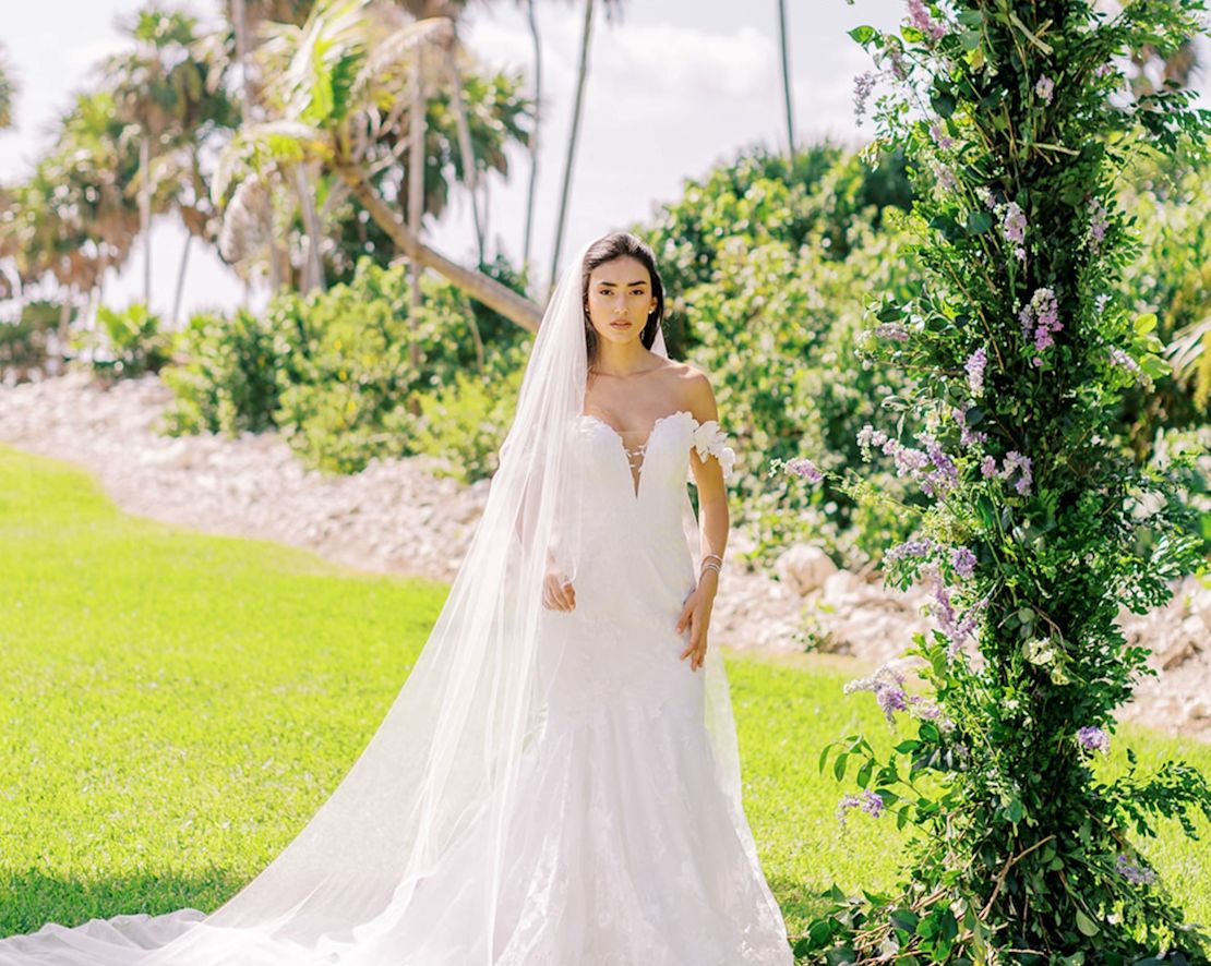 Mariage debout à l'extérieur dans le jardin, transition