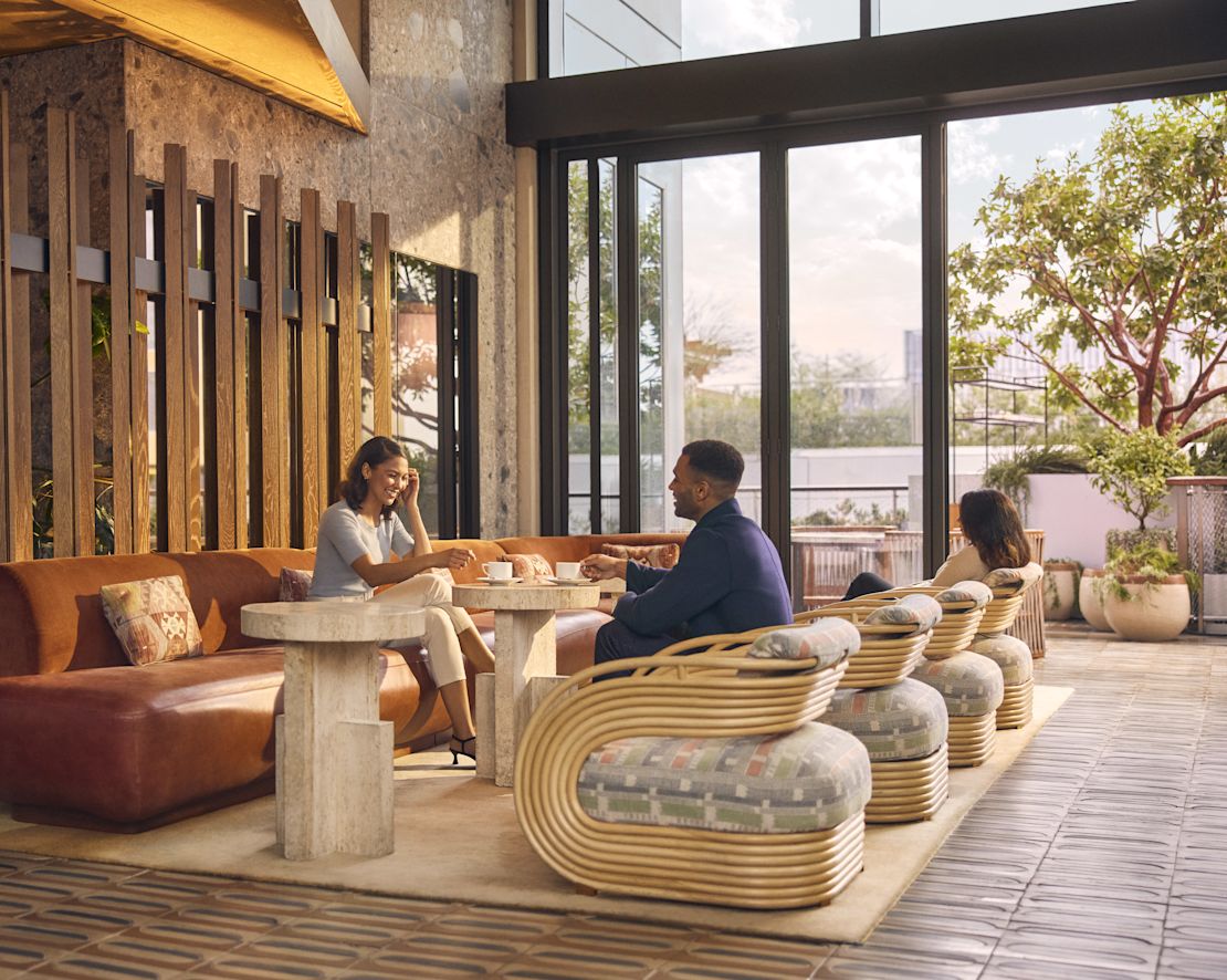 Uomo e donna in un salotto confortevole con passaggio per le bevande