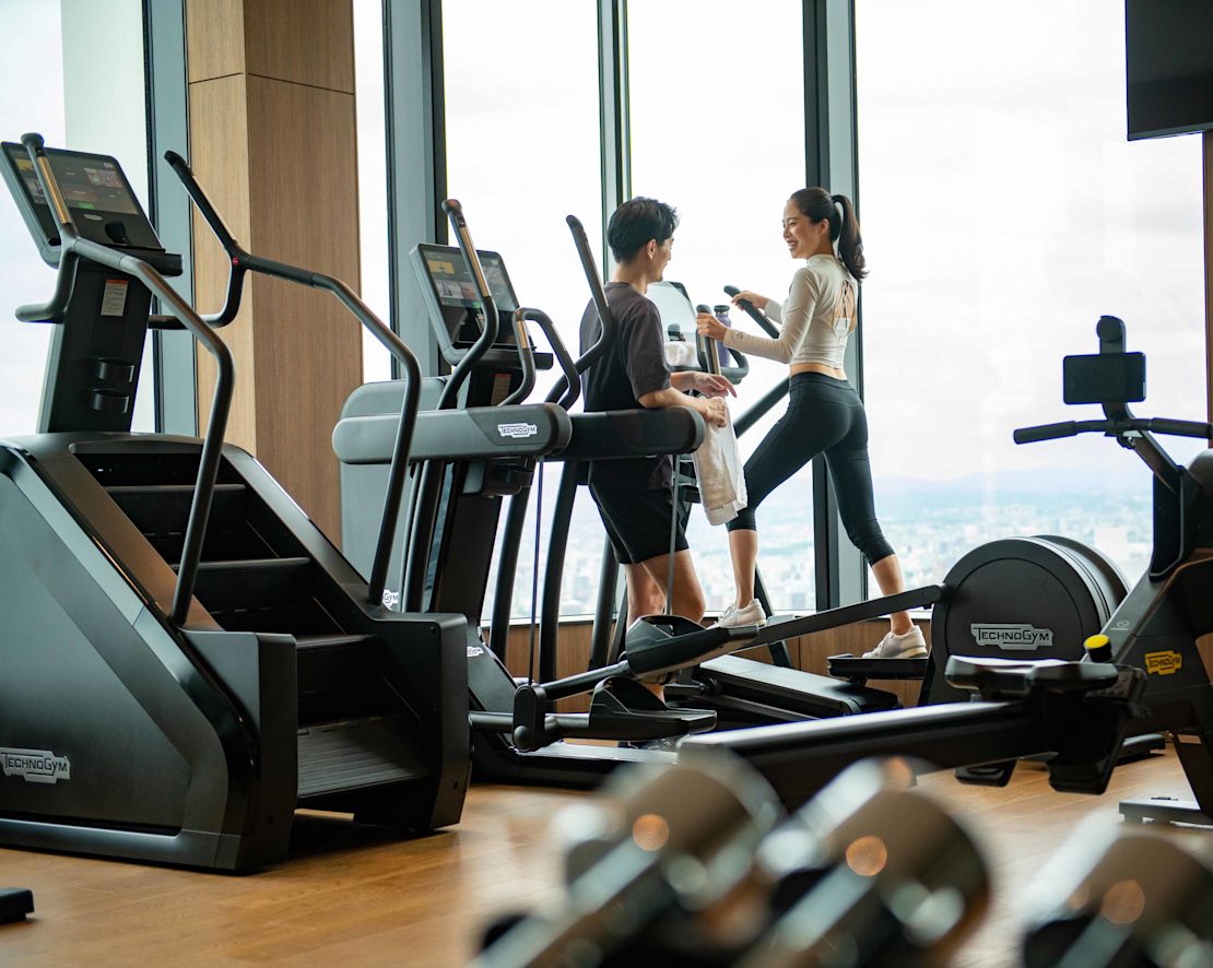 Coppia che si allena in palestra-previous-transition