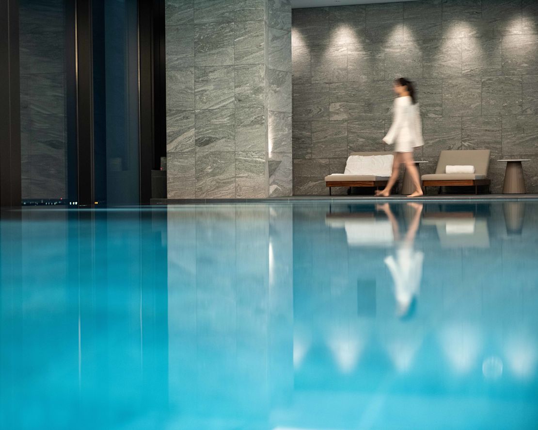 Donna che si rilassa nella piscina interna-next-transition