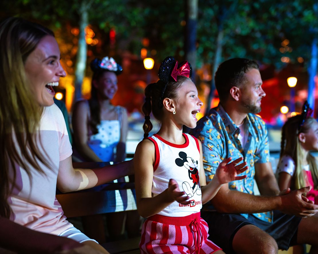 Familia viendo una transición a un espectáculo de Disney