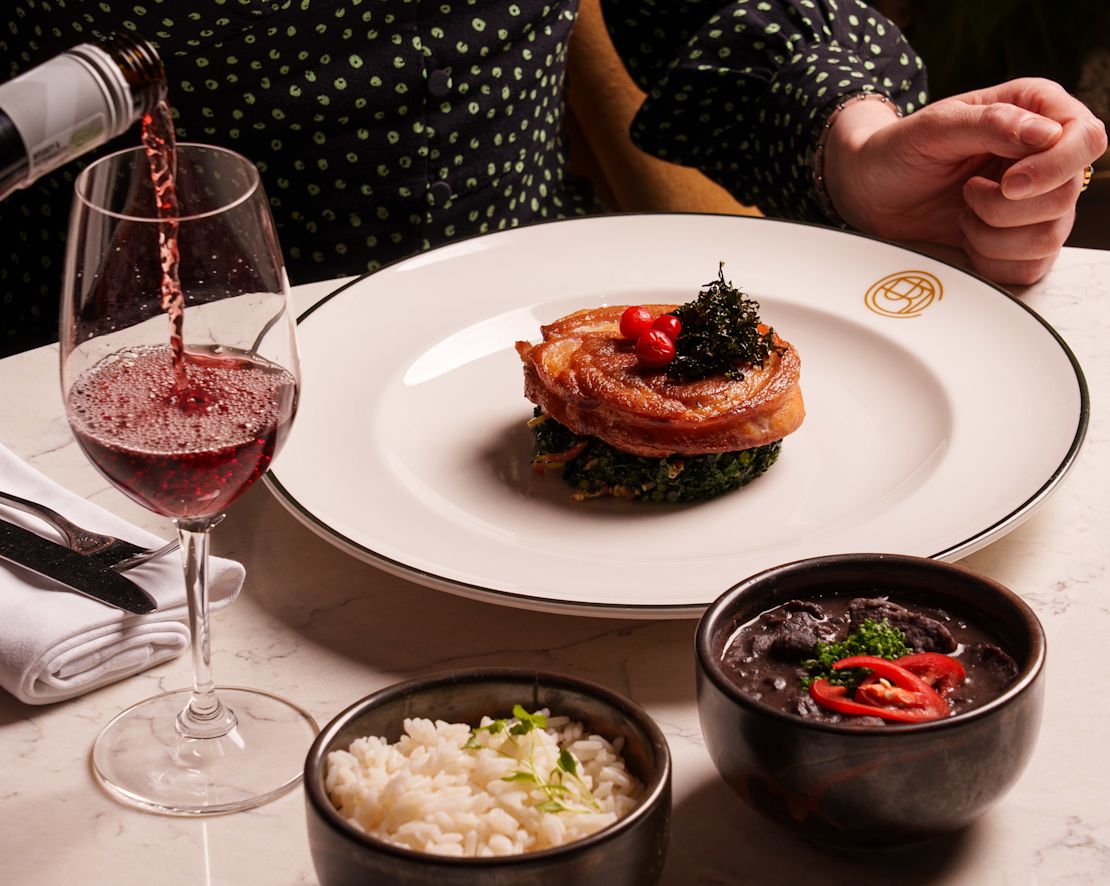 O femeie care ia masa la restaurantul Curții - Tranziție