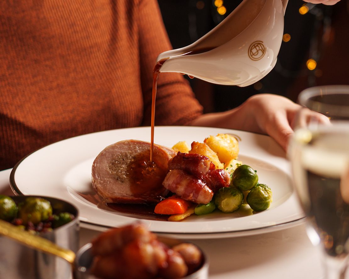 Pelayan Menuangkan Saus ke Secangkir Makanan di Restoran-transisi Pengadilan